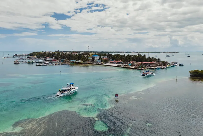 Vue aérienne d'un village côtier avec des bateaux et des bâtiments
