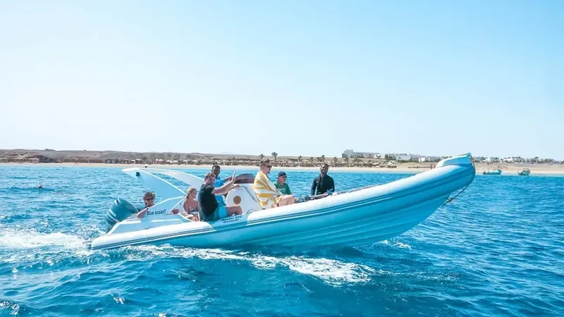 Groupe de personnes à bord d'un bateau pneumatique en mer