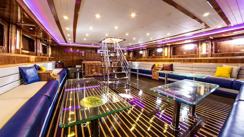 Intérieur lumineux d'un bateau de plongée avec salons et tables basses
