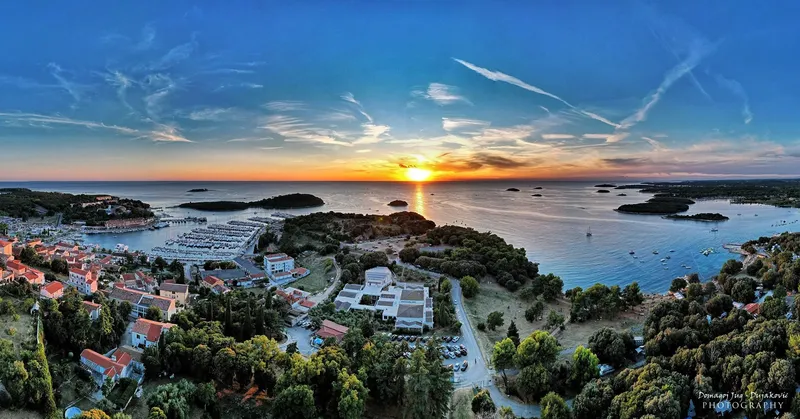 Vue panoramique d'une marina et d'un centre de plongée au coucher du soleil