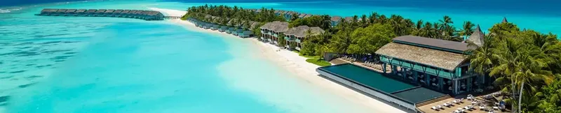 Vue aérienne d'un complexe hôtelier tropical avec plage et bâtiments