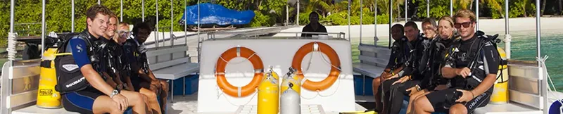 Plongeurs équipés sur un bateau en partance pour une immersion