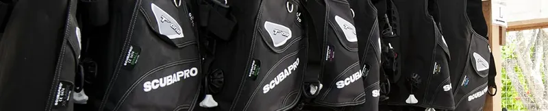 Rangée de gilets stabilisateurs Scubapro noirs prêts à être utilisés