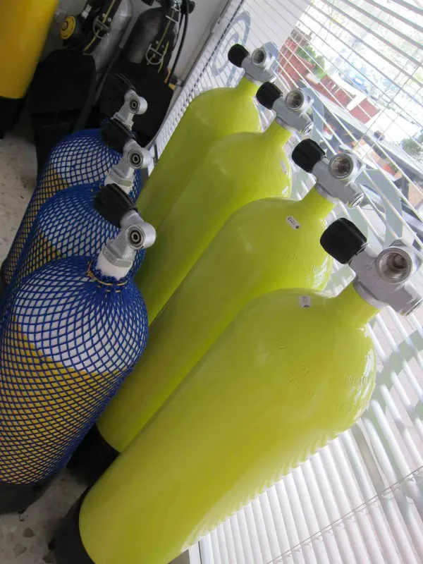Bouteilles de plongée vertes et bleues, équipement prêt pour l'utilisation