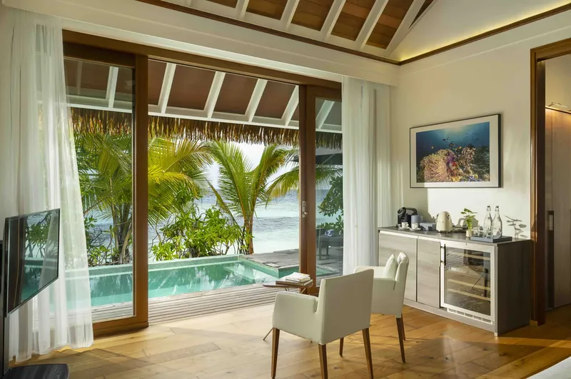 Interieur lumineux avec vue sur l'océan et une piscine privée