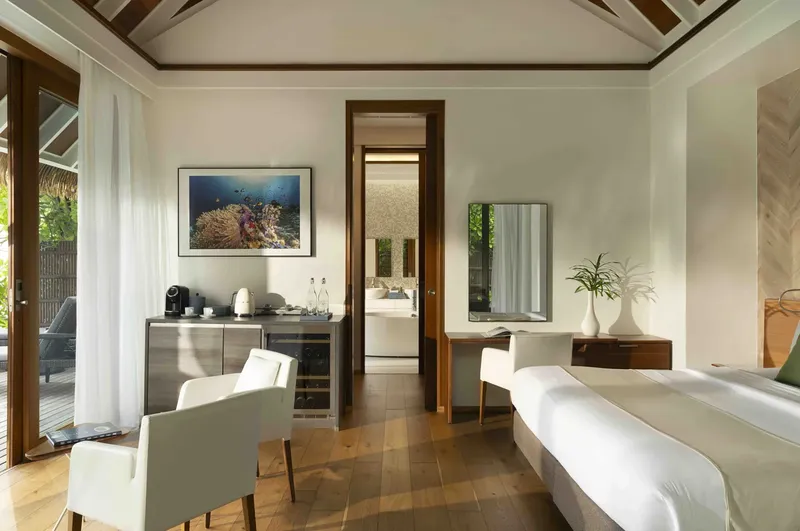Chambre d'hôtel lumineuse avec un tableau représentant un récif corallien