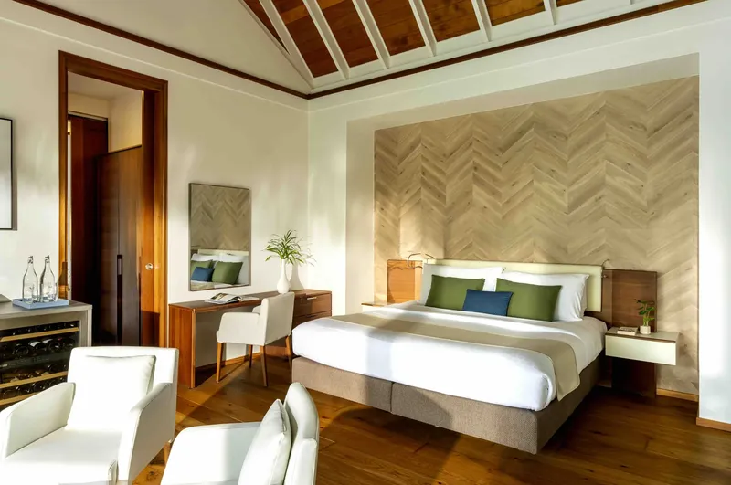 Chambre d'hôtel moderne avec lit, bureau et décoration boisée