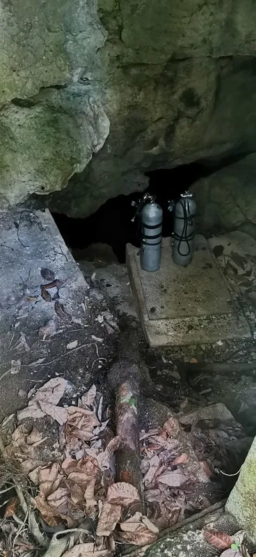 Deux bouteilles de plongée posées sur une plateforme rocheuse sombre