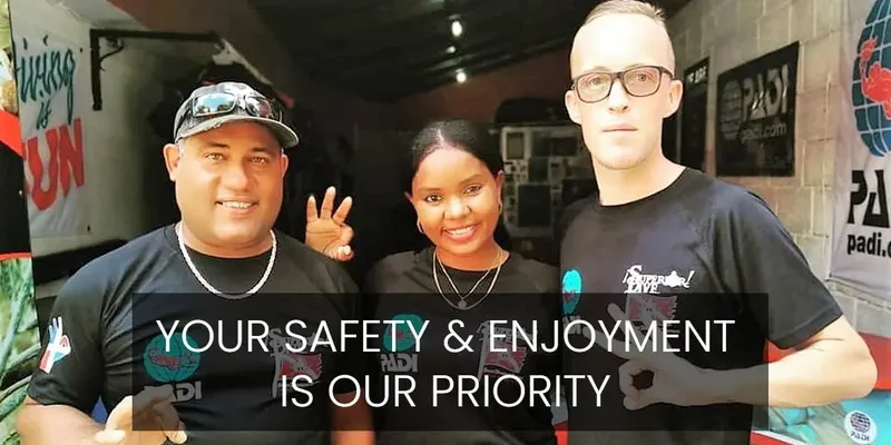 Trois personnes souriantes posent devant un fond avec du texte et logos