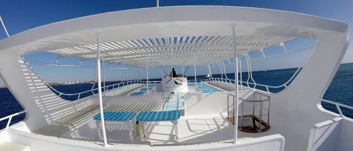 Vue panoramique du pont supérieur d'un bateau de plongée en mer