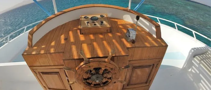 Barrage de commande d'un bateau de plongée en bois et métal