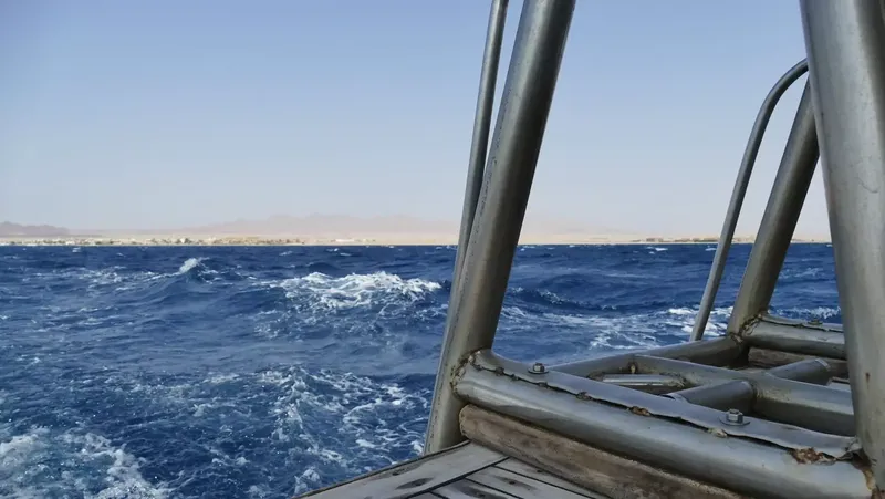 Vue depuis un bateau de plongée sur une mer agitée et le rivage