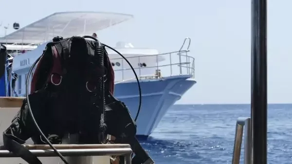 Equipement de plongée sur un bateau avec la mer en arrière-plan