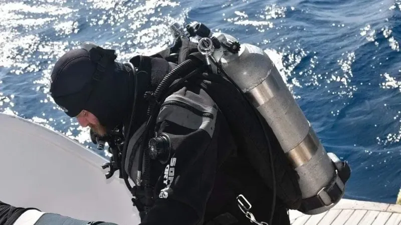 Plongeur équipé sur un bateau, préparation pour une immersion en mer