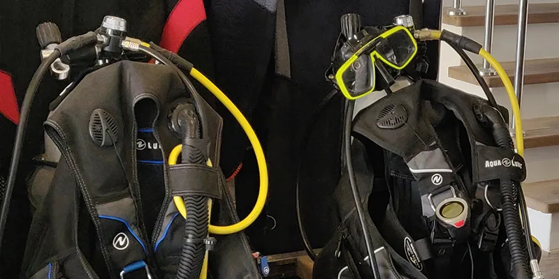 Equipement de plongée complet avec gilet, détendeur et masque jaune