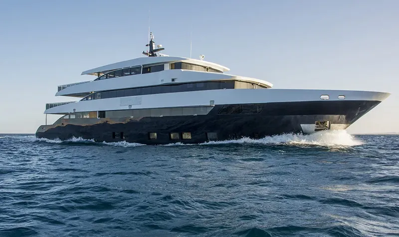 Grand yacht blanc et noir navigue sur une mer calme