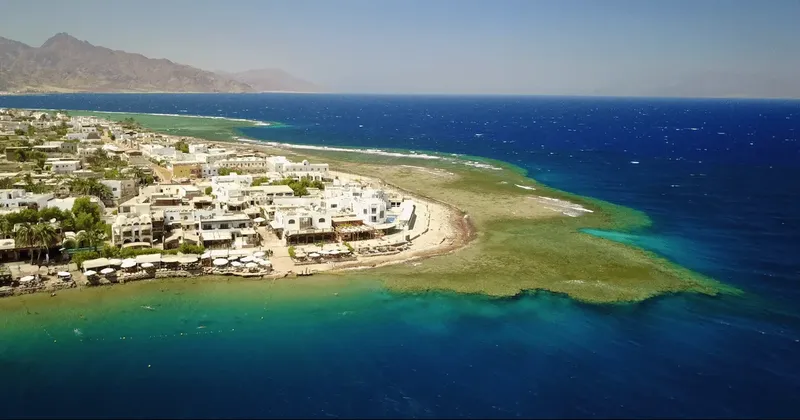 Vue aérienne d'une côte rocheuse avec des récifs coralliens turquoise