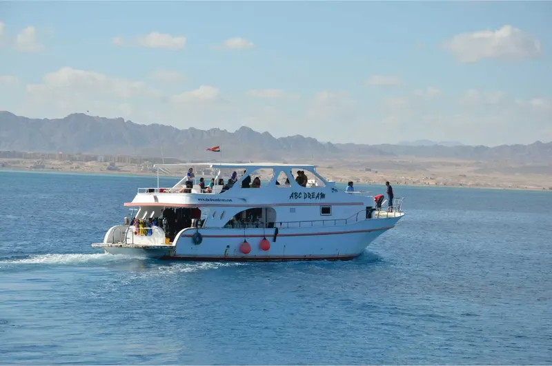 Bateau de plongée blanc avec des passagers en mer calme