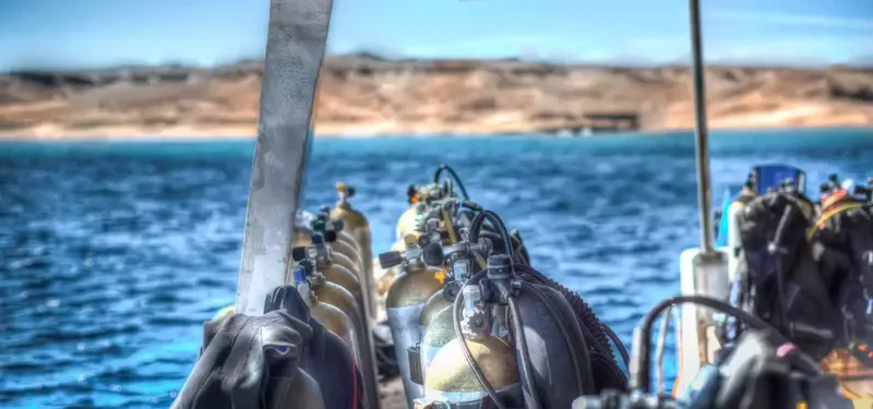 Bouteilles de plongée sur un bateau avec vue sur la côte