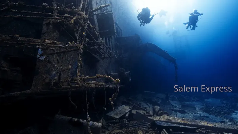 Deux plongeurs explorent l'épave d'un navire sous-marin bleu profond