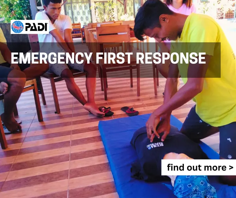 Formation premiers secours : une personne soigne un pied blessé