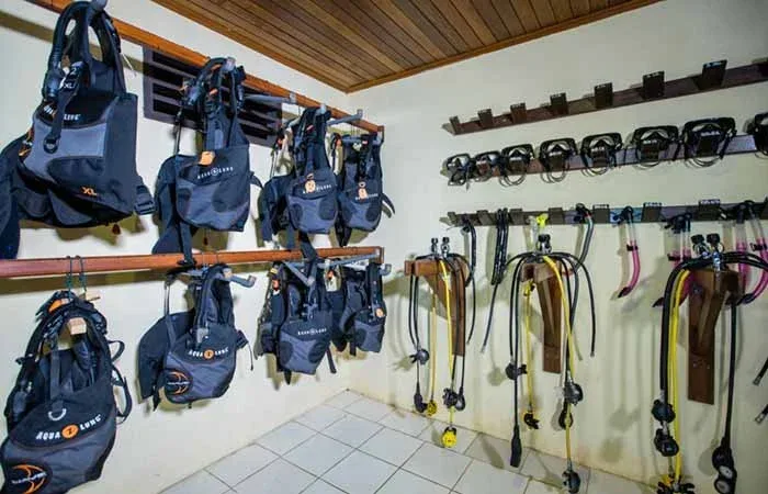 Rangées de gilets stabilisateurs et détendeurs accrochés au mur