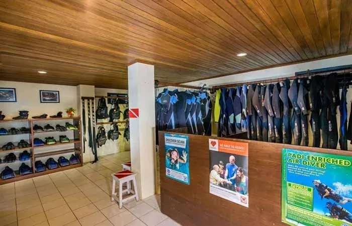 Intérieur d'un centre de plongée avec matériel et affiches PADI