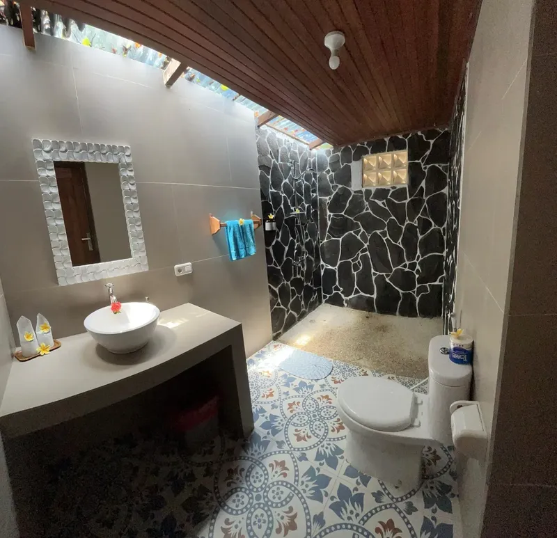 Salle de bain avec douche à l'italienne et carrelage décoratif
