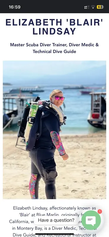 Plongeuse en combinaison complète sur une plage ensoleillée avec son équipement