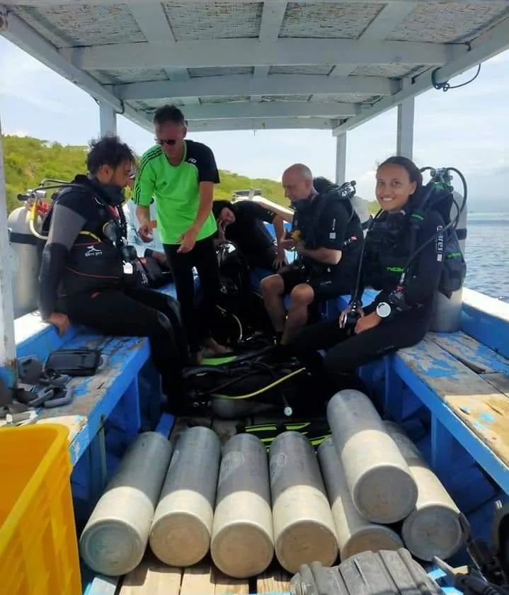 Plongeurs préparant leur matériel à bord d'un bateau de plongée
