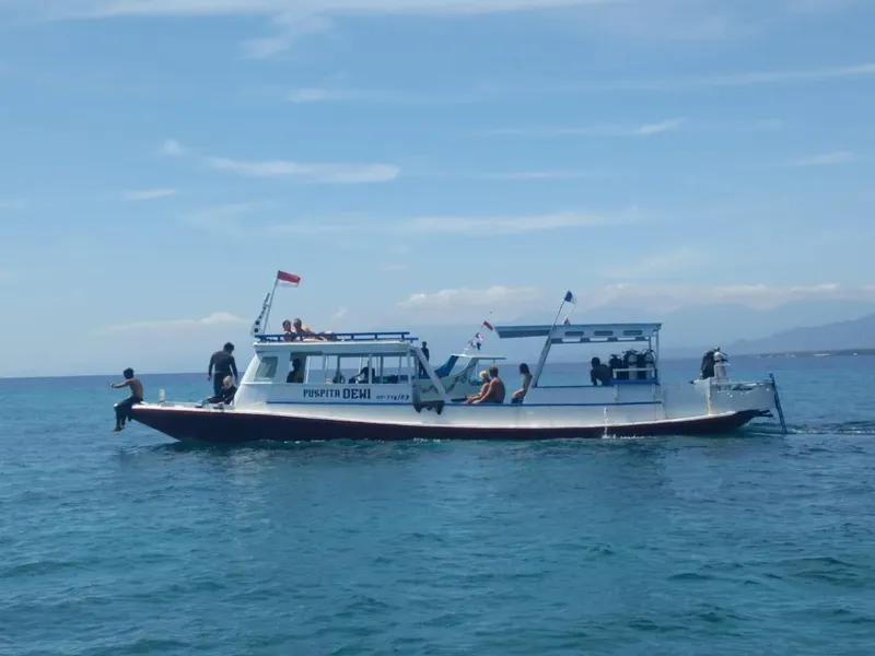 Bateau de plongée avec passagers et plongeurs en mer calme