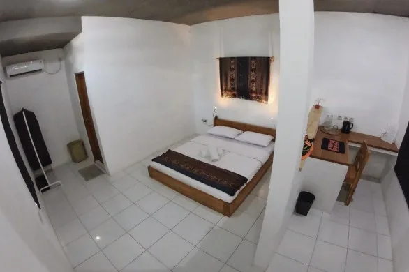 Chambre d'hôtel simple avec un lit double et une climatisation