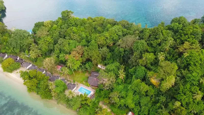 Vue aérienne d'un centre de plongée tropical avec bâtiments et végétation
