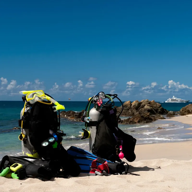 Equipement de plongée sur une plage de sable blanc ensoleillée