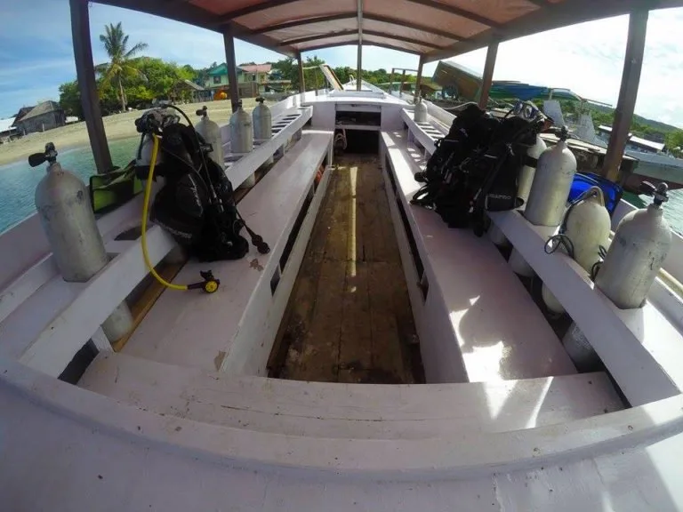 Bateau de plongée avec plusieurs bouteilles et équipements à bord
