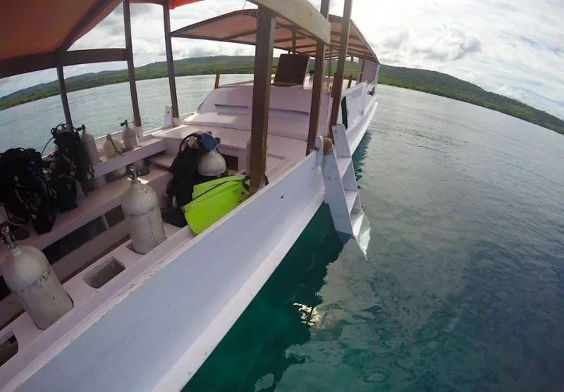 Bateau de plongée avec équipement, vue latérale sur l'océan turquoise