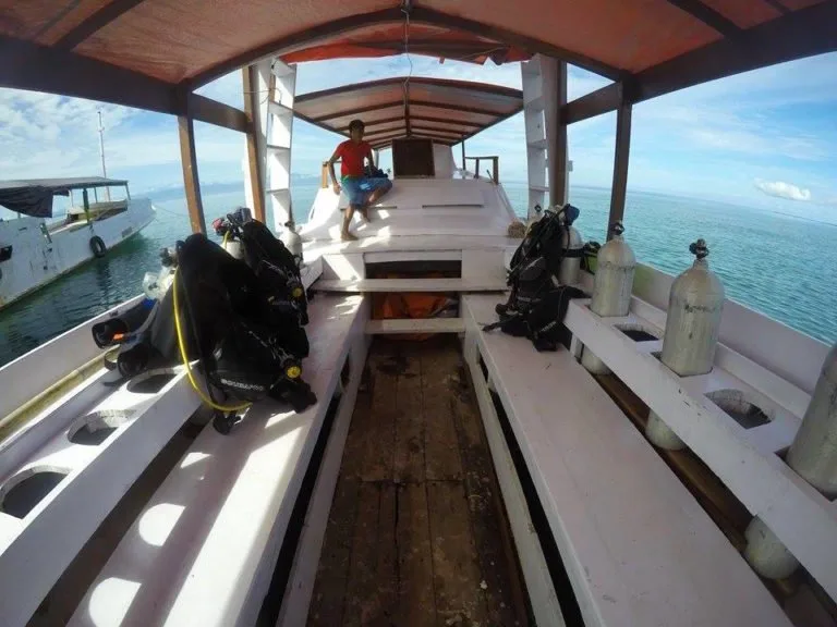 Intérieur d'un bateau de plongée avec équipement et un plongeur