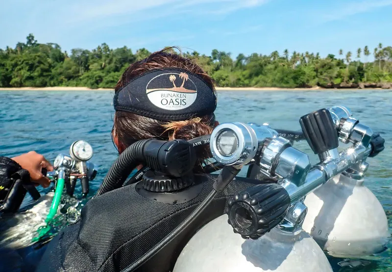 Plongeur avec équipement complet, vue arrière, en exploration sous-marine