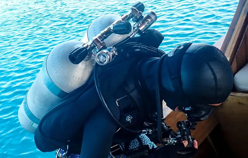 Plongeur préparant son équipement sur le bateau avant l'immersion