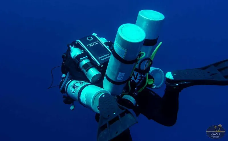 Plongeur avec équipement technique complexe en profondeur, bleu profond