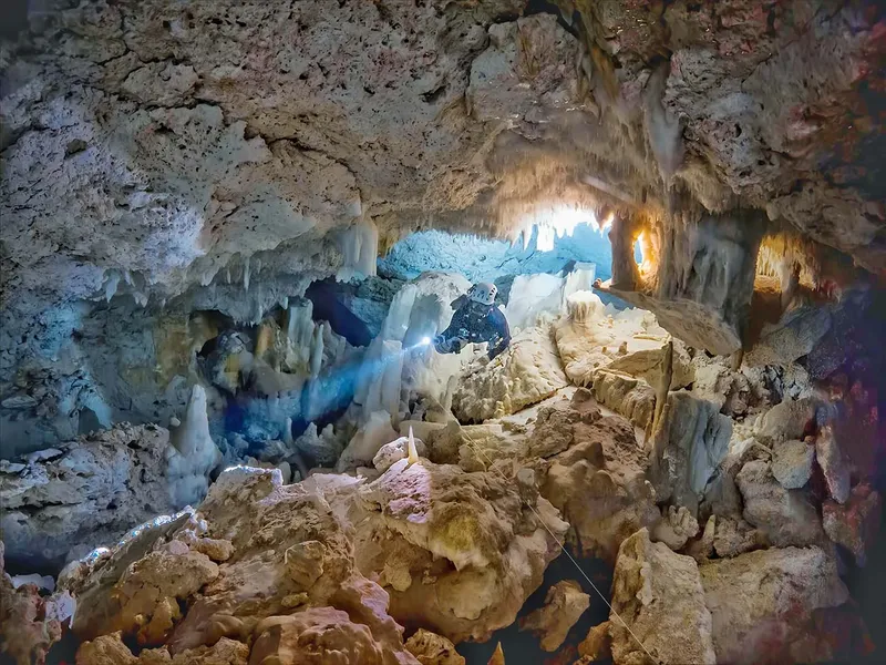 Grotte sous-marine avec formations rocheuses et lumière filtrée