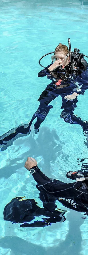 Deux plongeurs s'entraînent en piscine, vérification du matériel et flottabilité