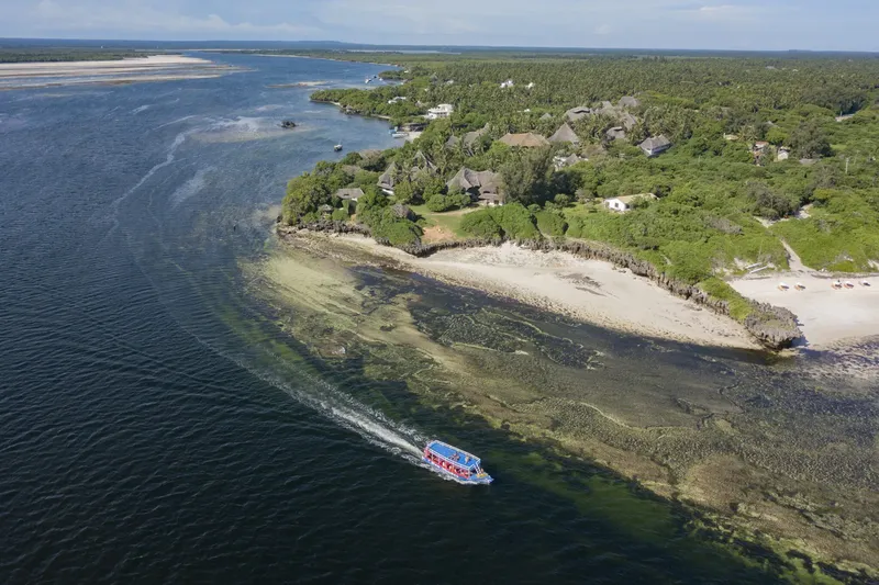 Vue aérienne d'une côte avec un bateau et des bâtiments