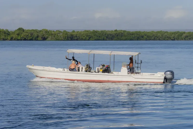 Bateau de plongée en mer avec des passagers et équipement