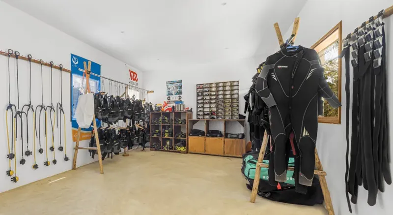 Equipement de plongée rangé dans un local clair et spacieux
