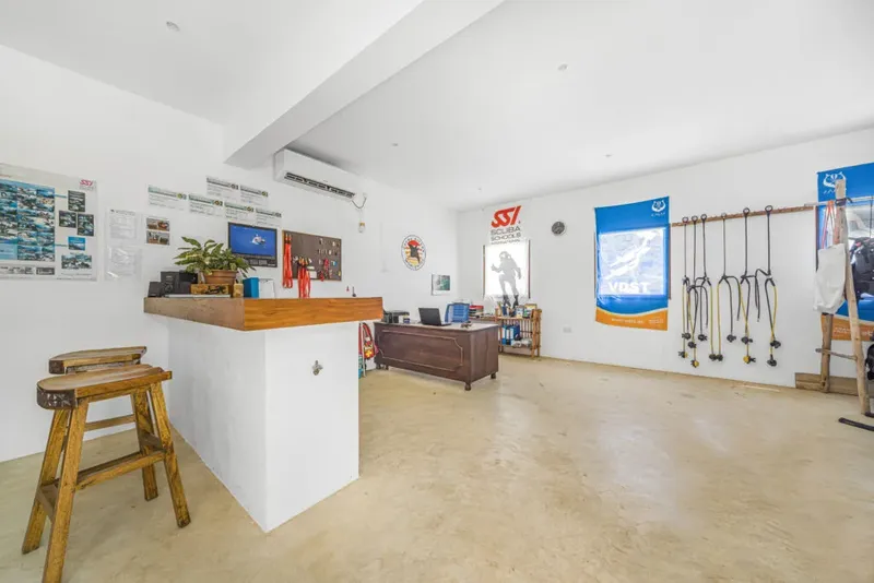 Interieur clair d'un centre de plongee avec comptoir et equipement