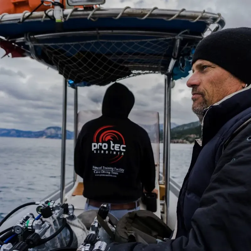 Deux hommes à bord d'un bateau de plongée regardent l'horizon