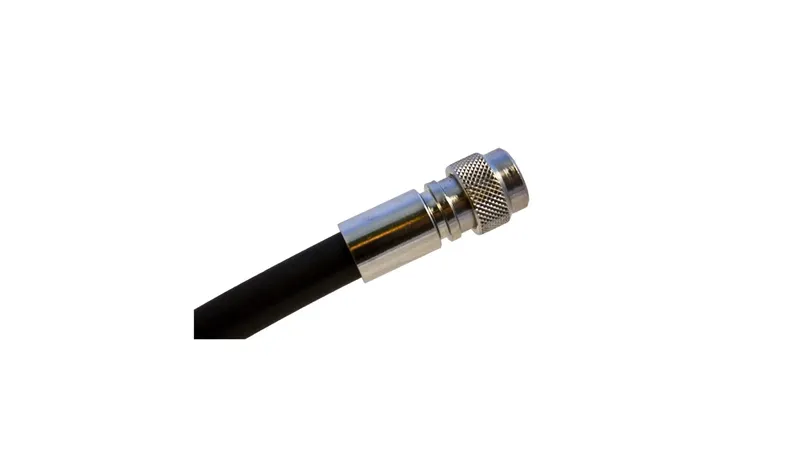 Connecteur métallique et tuyau noir sur fond blanc isolé