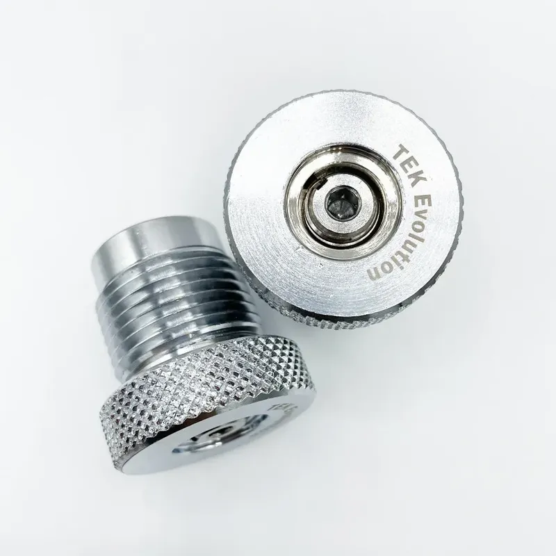 Connecteur de bouteille de plongée en métal chromé, vissé et texturé