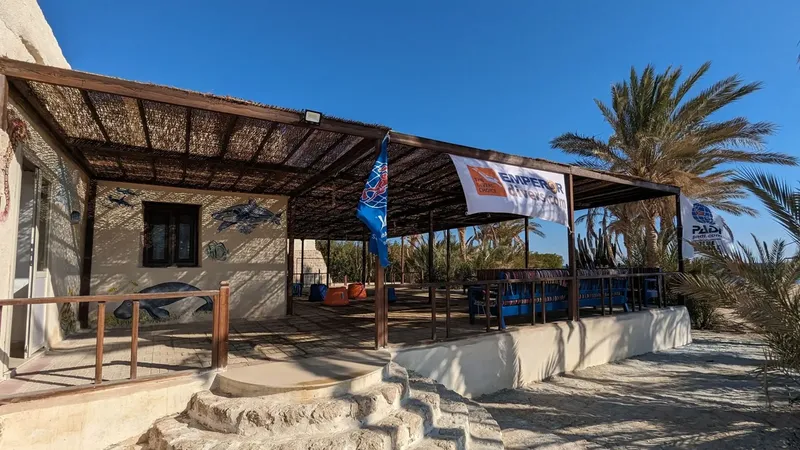 Terrasse ombragée avec équipement de plongée et drapeaux sous le soleil